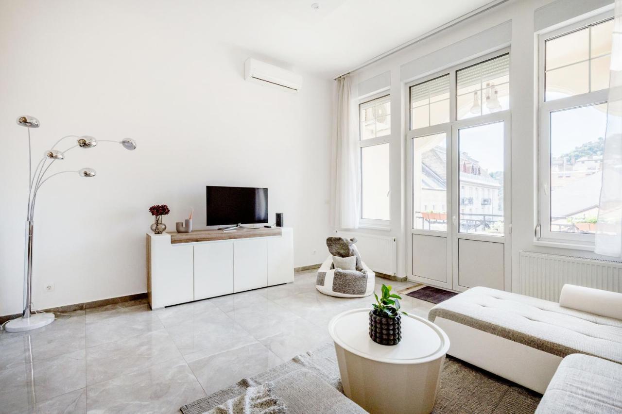Skyline Serenity Retreat @Vaci Most Famous Street Budapest Exterior foto